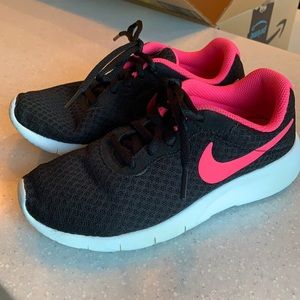 Girls Nike 2Y Tennis Shoes. Black and pink.